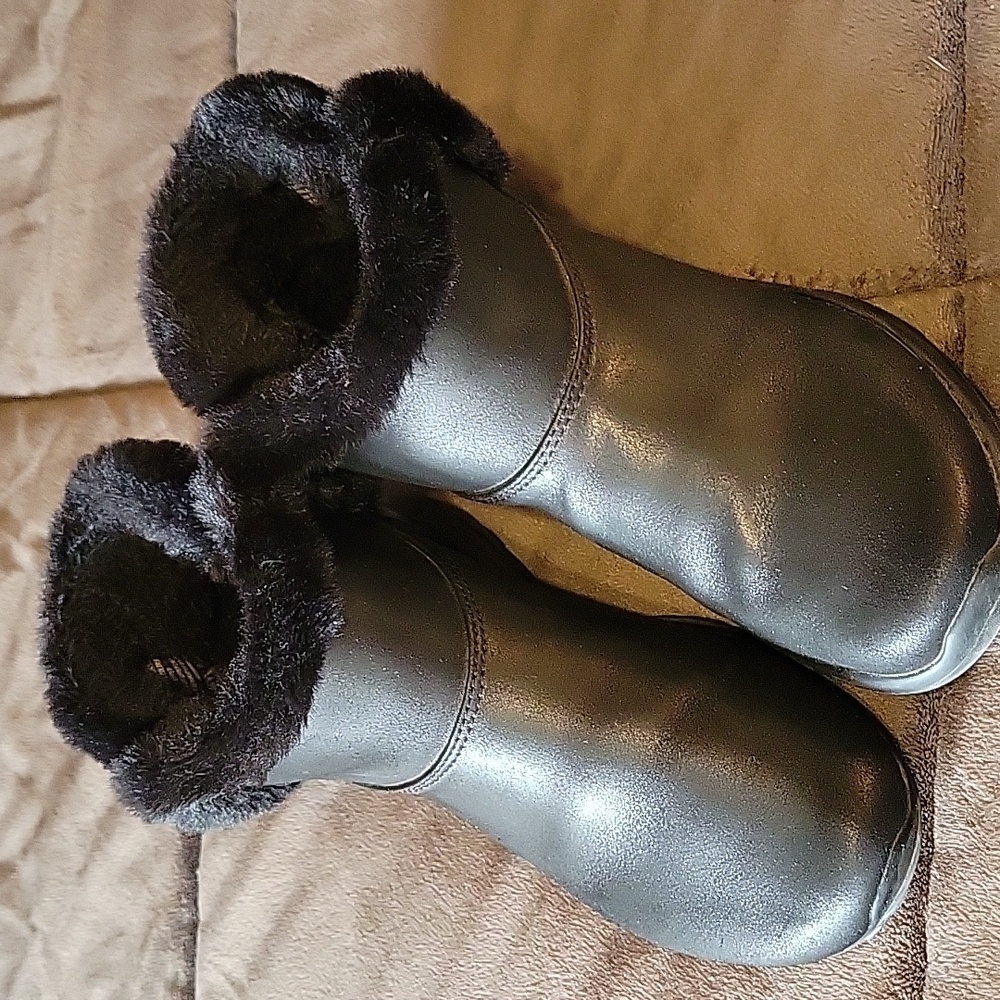 Black faux lined booties